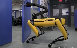 Kinh ngạc robot có khả năng tự mở cửa chạy ra ngoài