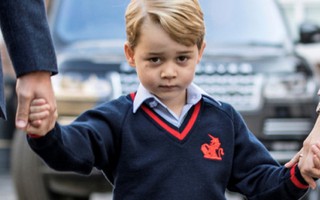 Hoàng tử bé George ngơ ngác ngày đầu đi học