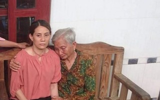 Mẹ già ngất xỉu khi thấy con gái trở về sau 22 năm lưu lạc tại Trung Quốc