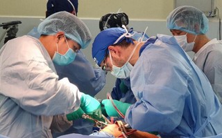 Phẫu thuật thay khớp miễn phí cho 50 bệnh nhân nghèo
