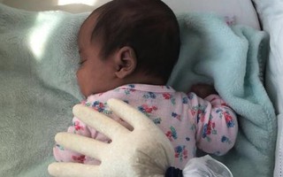 Mẹo giúp trẻ sơ sinh ngủ ngoan chỉ bằng chiếc găng tay cao su và gạo