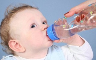 Dấu hiệu cơ thể trẻ thiếu nước