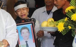 Vụ tai nạn ô tô khiến 13 người chết: Con trẻ khóc lịm trong đám tang cha
