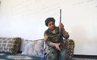 Nô lệ tình dục cầm súng thề chiến đấu chống lại IS