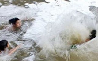 Hai học sinh lớp 7 bị nước cuốn trôi trên sông Krông Ana