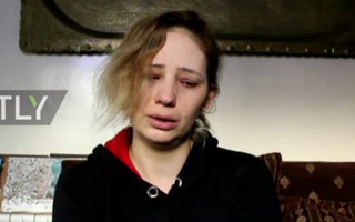 Vợ lính Syria đau đớn vì chồng thiệt mạng trong không kích của Mỹ 