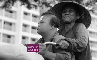 Người mẹ 16 năm nhặt ve chai khắp Sài Gòn chăm con bệnh Down