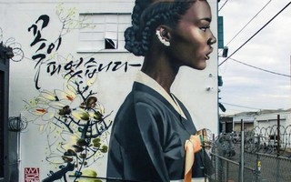 Tranh tường vẽ phụ nữ da đen trong trang phục truyền thống Hàn Quốc