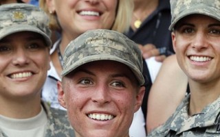 Mỹ: Dự luật buộc nữ giới đăng ký quân sự từ năm 2018 