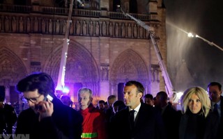 Tổng thống Macron cảm ơn lòng can đảm của 500 lính cứu hỏa, tỷ phú Pháp tài trợ 100 triệu euro xây lại Nhà thờ Đức Bà