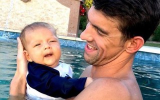 Nhóc tì 3 tháng của ‘kình ngư’ Micheal Phelps cổ vũ bố