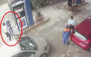 Phẫn nộ cảnh nam thanh niên đánh rách đầu nữ nhân viên cây xăng
