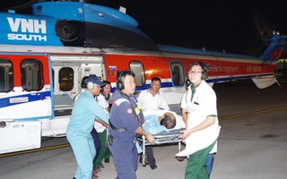 Trực thăng ra Trường Sa trong đêm cứu bệnh nhân bị tai nạn