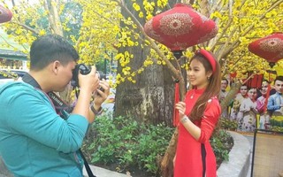 Thiếu nữ Sài Gòn nô nức chụp hình với hoa mai