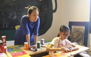 Bé gái 11 tuổi mở triển lãm nghệ thuật cùng cô giáo