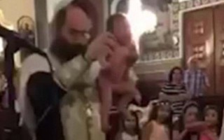 Bé sơ sinh bị nhúng vào nước đầy thô bạo trong lễ rửa tội