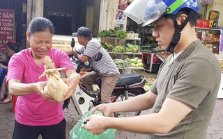Chợ Hà Nội rộn ràng trong ngày Rằm tháng Bảy 