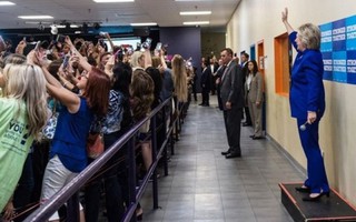 'Thảm họa selfie' từ bức ảnh lạ về bà Hillary 