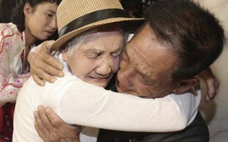 Xúc động cảnh người mẹ 68 năm mới gặp lại con vì chiến tranh Triều Tiên