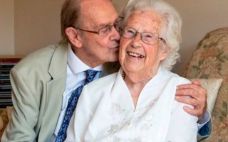 Tình yêu của cặp vợ chồng mới cưới lớn tuổi nhất nước Anh 