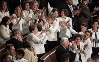 Nữ nghị sĩ đồng loạt vỗ tay khi Tổng thống Mỹ Donald Trump nhắc đến tầm quan trọng của phụ nữ 