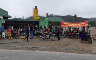 Dân dựng rạp chặn cổng nhà máy rác Phú Hà vì bị "mất Tết”