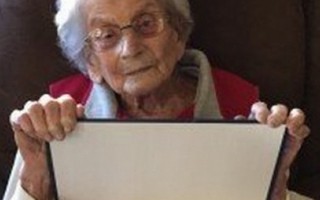 Cụ bà 102 tuổi nhận bằng tốt nghiệp đại học