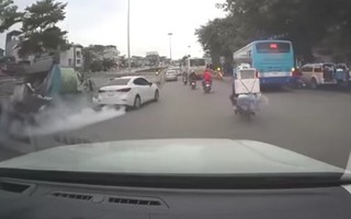 Hà Nội: Xế hộp đâm xe rác, hất nữ lao công xuống đường