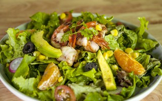 Bữa tối dành cho người giảm cân với Salad tôm sắc màu