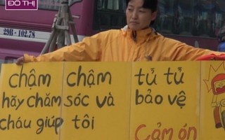Người mẹ Hàn Quốc cầm biển chặn dòng xe leo vỉa hè Hà Nội