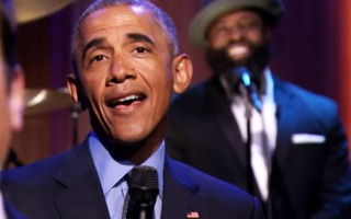 Tổng thống Obama trả lời phỏng vấn bằng... hát 