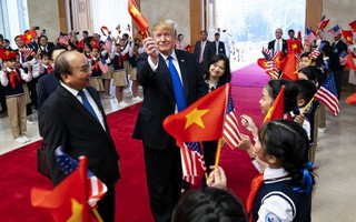 Tổng thống Donald Trump vẫy cờ Việt Nam gây sốt mạng xã hội