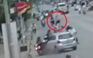 Đồng Nai: Ô tô hất tung người phụ nữ đi xe máy lên trời
