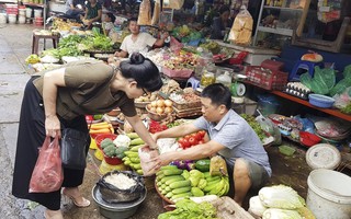 Mưa bão, chợ Hà Nội vắng người, giá thực phẩm tăng nhẹ