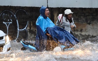 Người Sài Gòn vật lộn với mưa lụt, hôm nay học sinh được nghỉ học