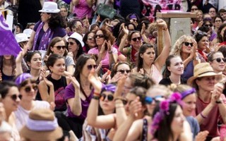 Hàng trăm ngàn phụ nữ tham gia cuộc đình công lớn tại Thụy Sĩ