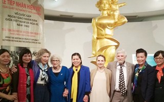 Bảo tàng Phụ nữ Việt Nam tiếp nhận nhiều hiện vật quý từ nữ luật sư người Mỹ Nancy Hollander