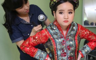 Trang Nhung vào hậu trường chỉnh sửa trang phục cho con gái Bích Ngọc