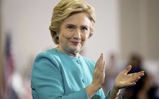 Ai là người khiến bà Hillary tạm ngừng tranh cử?