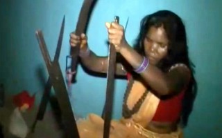 Phù thủy Ấn Độ chữa bách bệnh bằng "kề gươm vào cổ"