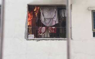 Cục nóng điều hòa phát nổ, một căn hộ thuộc 'chung cư ông Thản' ở Linh Đàm bốc cháy