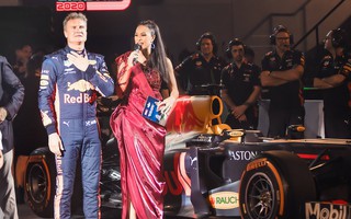 Phương Mai run khi đứng cạnh tay đua F1 huyền thoại David Coulthard 