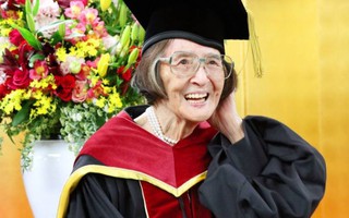 Cụ bà 88 tuổi nhận bằng tiến sĩ