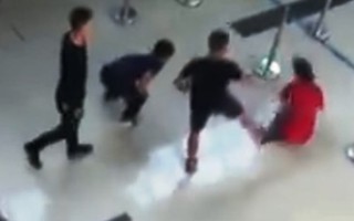 Khởi tố nhóm thanh niên hành hung nữ nhân viên ở sân bay Thọ Xuân