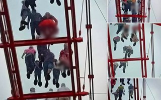 Du khách nữ lo sợ bị chụp lén khi đi trên cầu kính 5D tại Mộc Châu