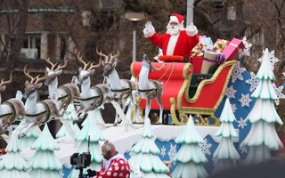 Sắc màu giáng sinh trong cuộc diễu hành ông già Noel ở Canada