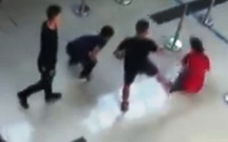 Phẫn nộ nhóm thanh niên lao vào hành hung nữ nhân viên sân bay Thọ Xuân