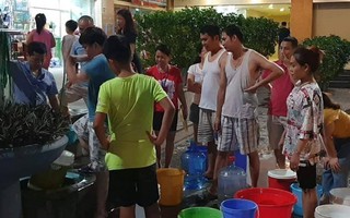 Hà Nội: Hàng nghìn cư dân KĐT Tân Tây Đô khốn khổ xếp hàng chờ lấy nước