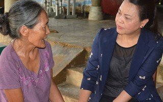 Chủ tịch Hội LHPN Việt Nam Nguyễn Thị Thu Hà sẻ chia với phụ nữ vùng lũ Hương Khê