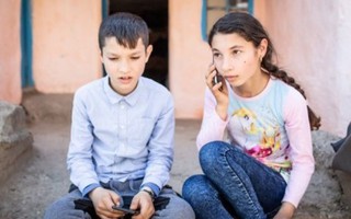 Cuộc sống buồn của những đứa trẻ 'mồ côi thời hiện đại' ở Rumania